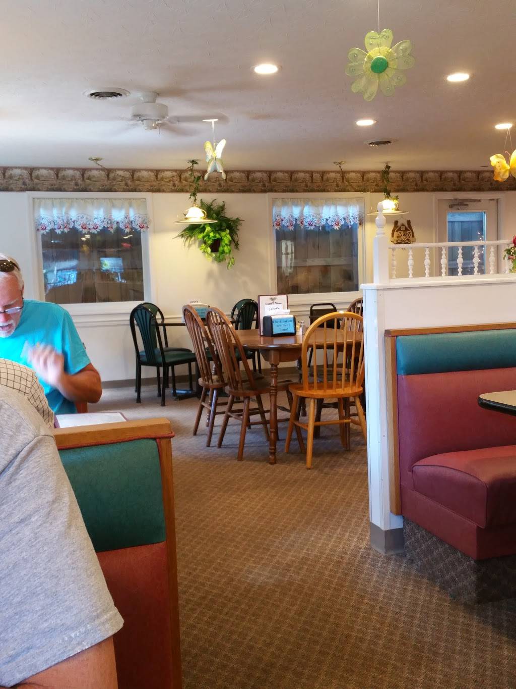 Janets Diner | restaurant | 12805 North St, Dillsboro, IN 47018, USA | 8124325410 OR +1 812-432-5410