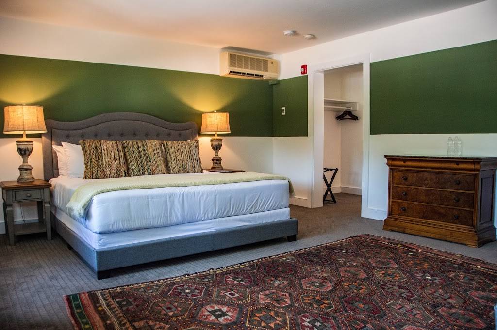 Shelter Harbor Inn | restaurant | 10 Wagner Rd, Westerly, RI 02891, USA | 4013228883 OR +1 401-322-8883