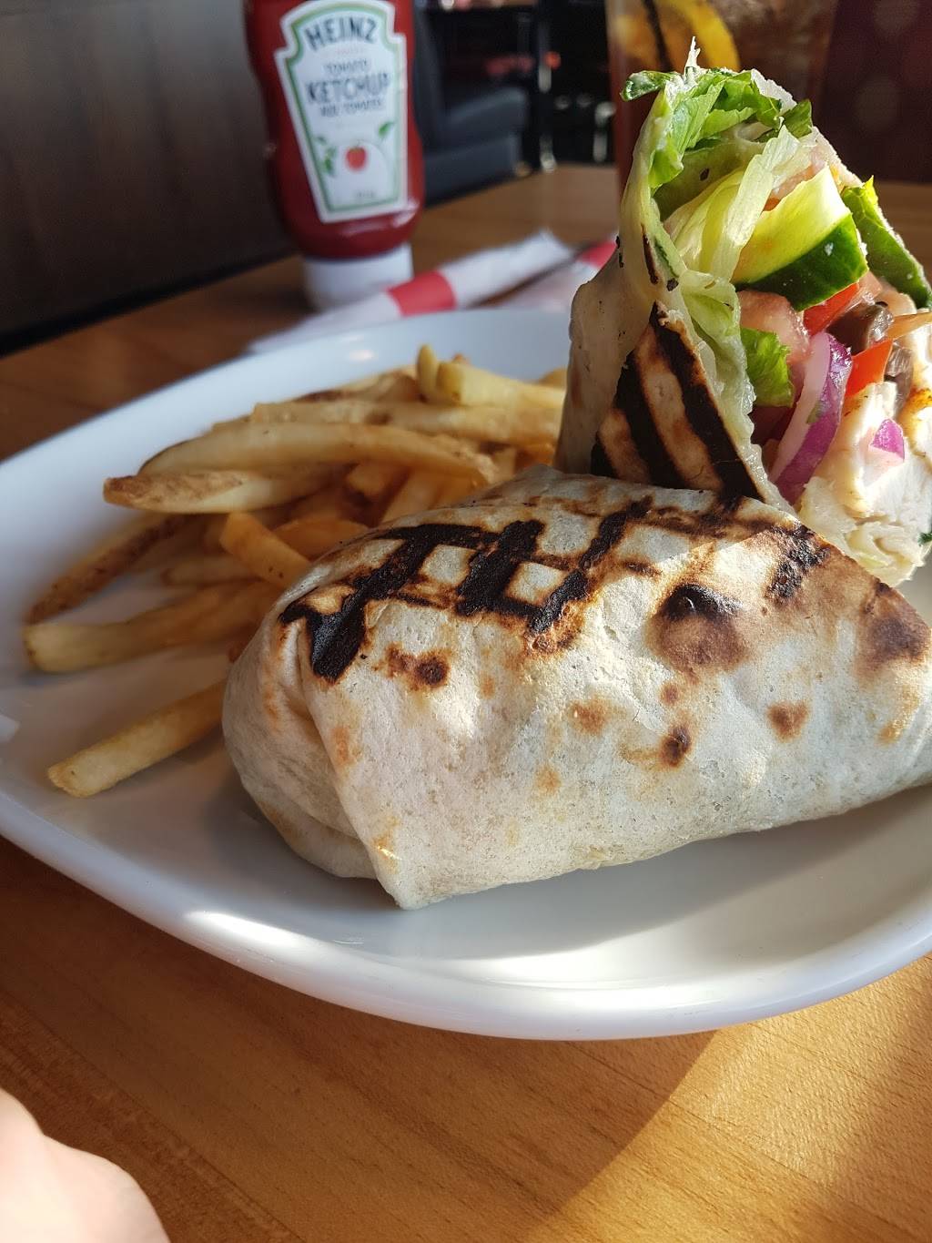 Boston Pizza | restaurant | 221 Glendale Ave, St. Catharines, ON L2T 2K9, Canada | 9056871991 OR +1 905-687-1991