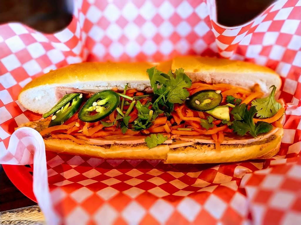 Banh Mi Metro | restaurant | 2055 Lawrence Ave E, Scarborough, ON M1R 2Z4, Canada | 4167509979 OR +1 416-750-9979