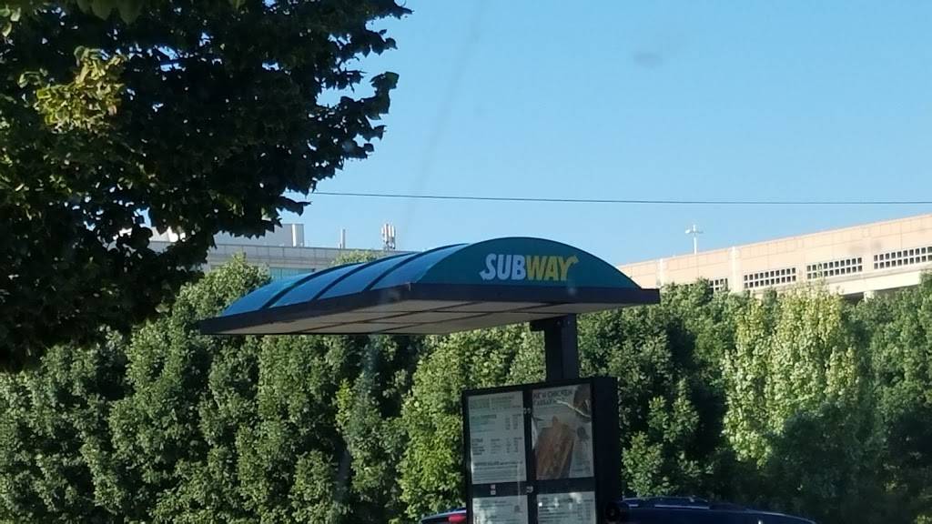 Subway | restaurant | 31 E South St, Indianapolis, IN 46225, USA | 3175361700 OR +1 317-536-1700