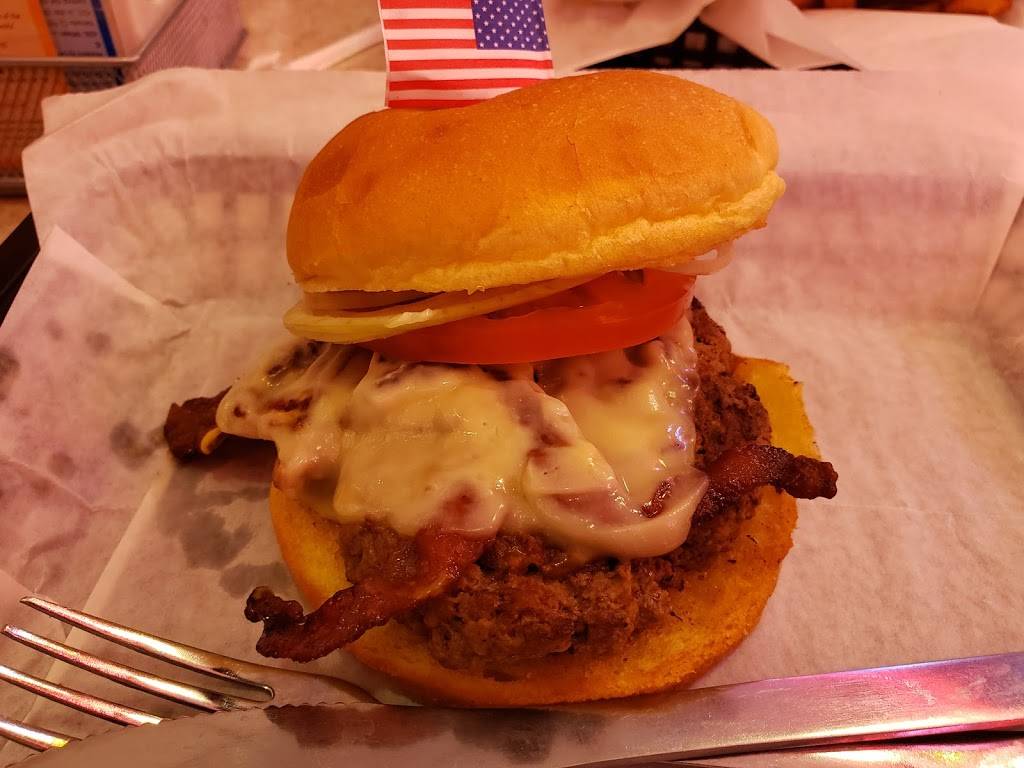 Cheeburger Cheeburger | restaurant | 13311 Manchester Rd, Des Peres, MO 63131, USA | 3148219900 OR +1 314-821-9900