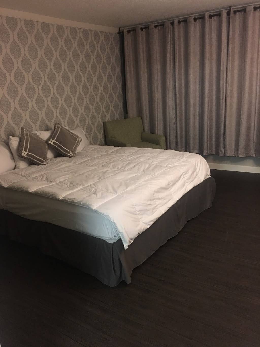 Village Inn | restaurant | 3001 W Wisconsin Ave, Milwaukee, WI 53208, USA | 4143447500 OR +1 414-344-7500