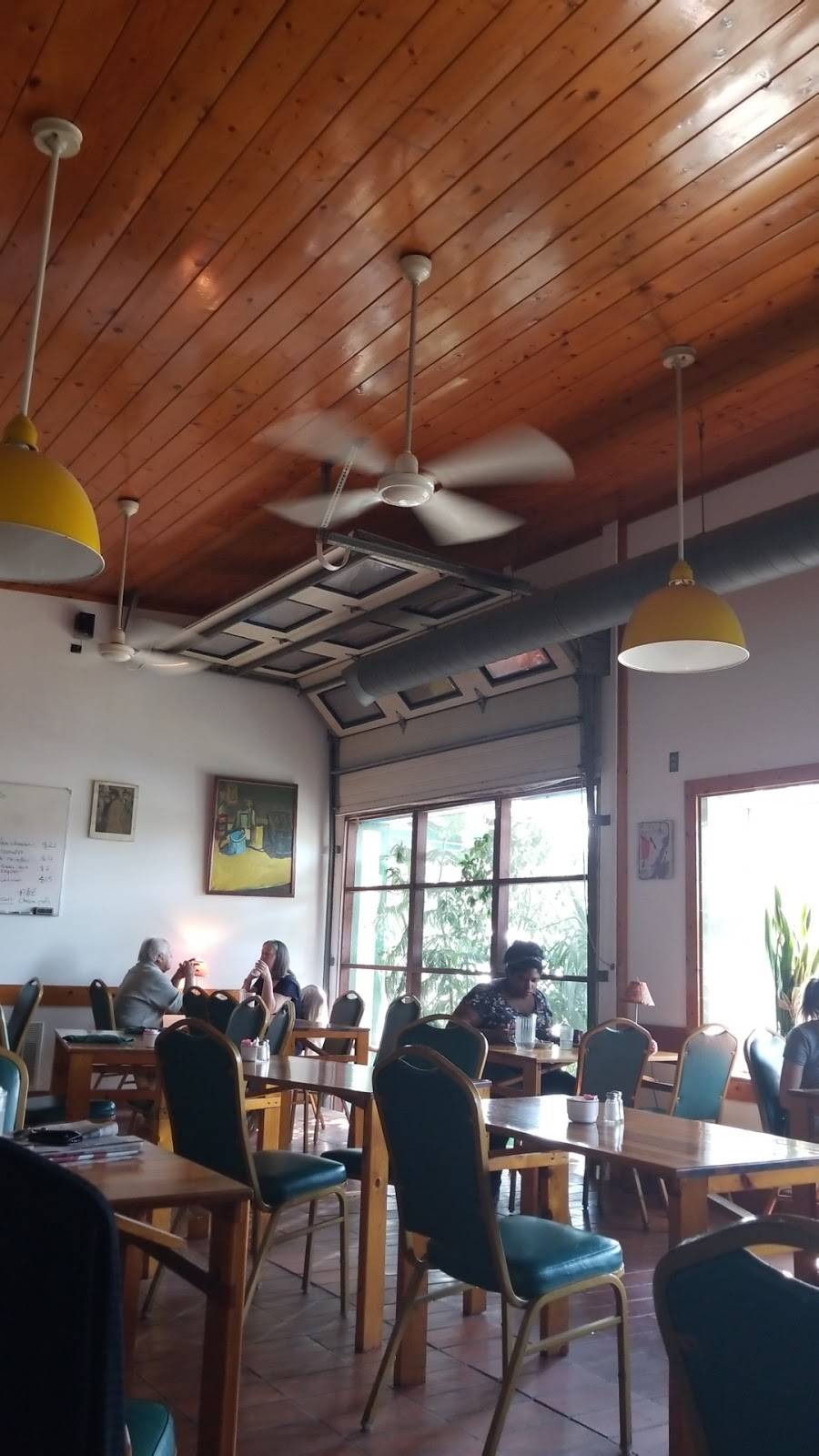 Le Petit Cafe | restaurant | 308 W 6th St, Bloomington, IN 47404, USA | 8123349747 OR +1 812-334-9747