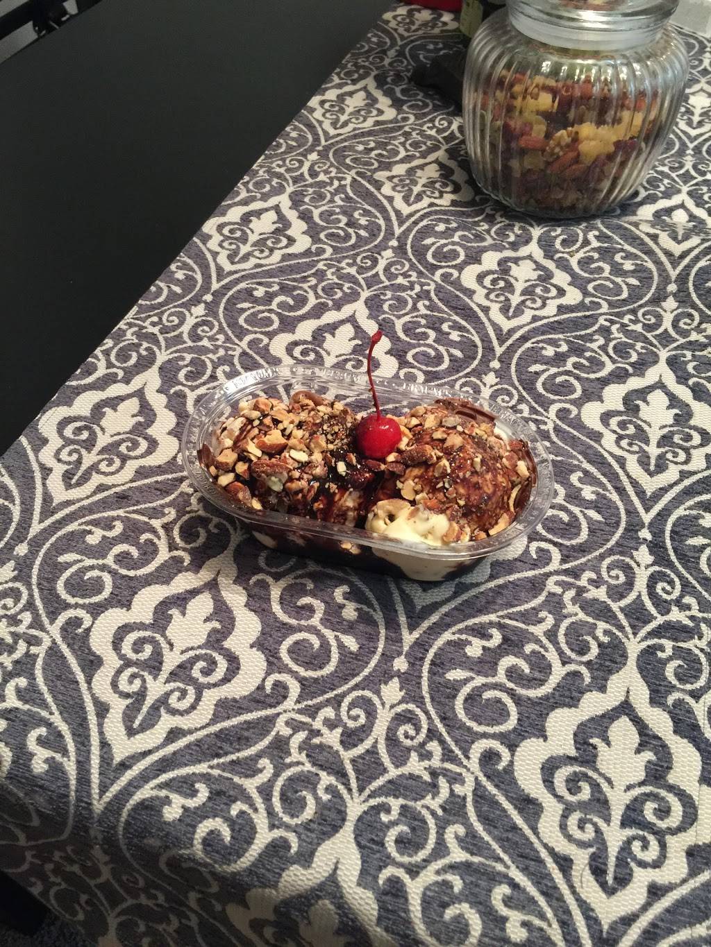 Braums Ice Cream & Burger Restaurant | restaurant | 804 N Elm Pl, Broken Arrow, OK 74012, USA | 9182582424 OR +1 918-258-2424