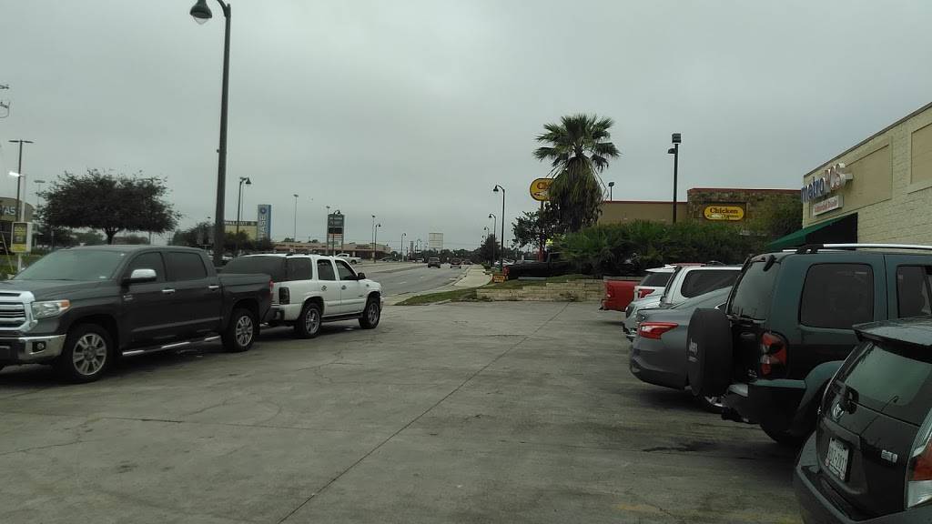 Starbucks | cafe | 697 S Walnut Ave, New Braunfels, TX 78130, USA | 8306292965 OR +1 830-629-2965