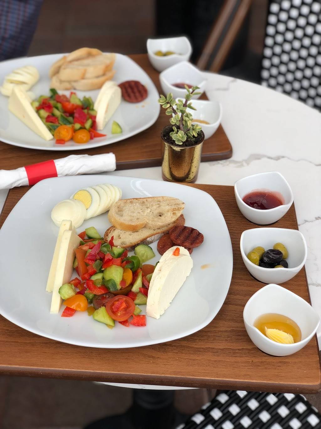 Utopia European Caffe | restaurant | 2489 Park Ave, Tustin, CA 92782, USA | 7143525789 OR +1 714-352-5789