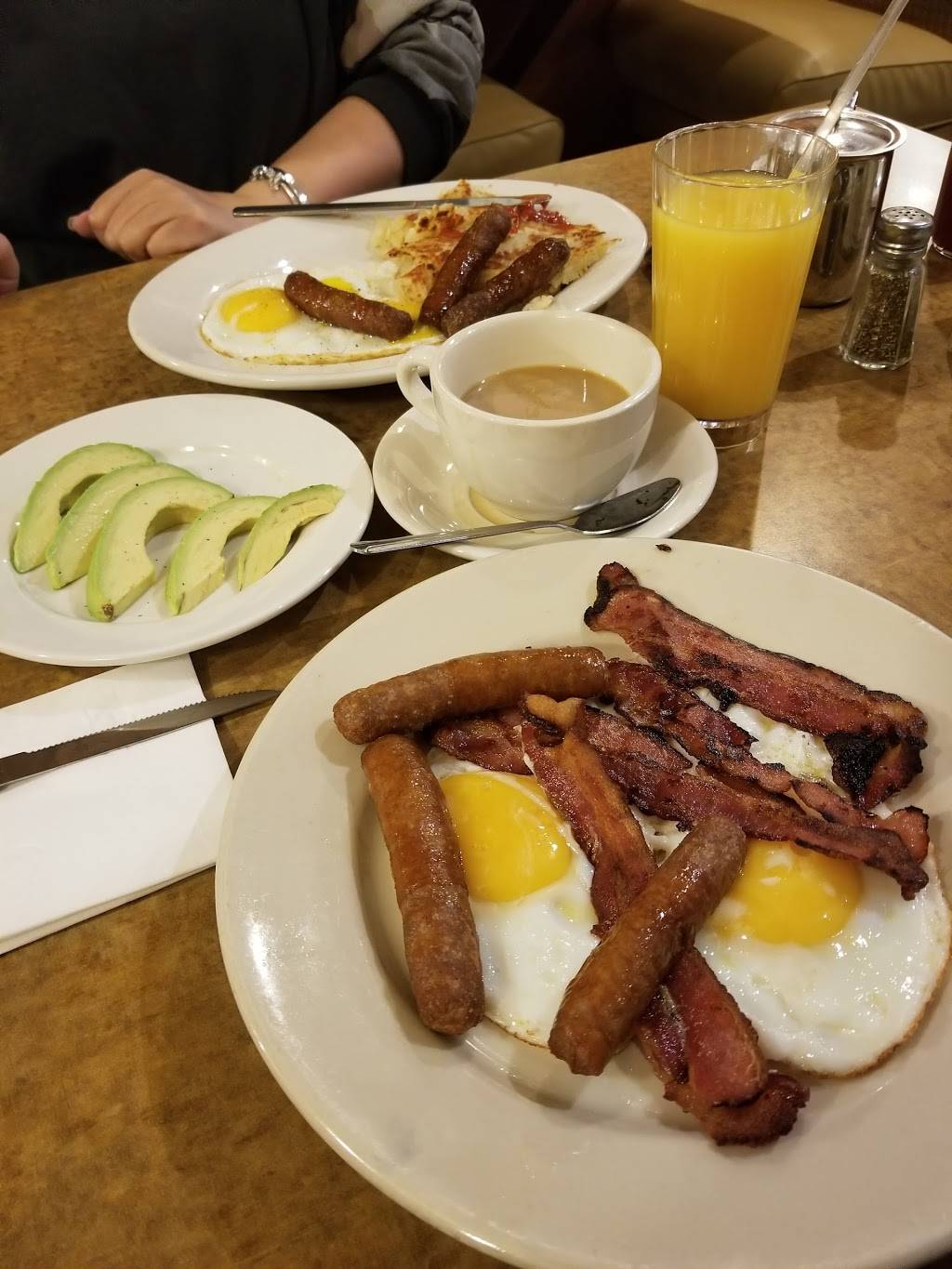 Royal | meal takeaway | 7609 5th Ave, Brooklyn, NY 11209, USA | 7182809813 OR +1 718-280-9813