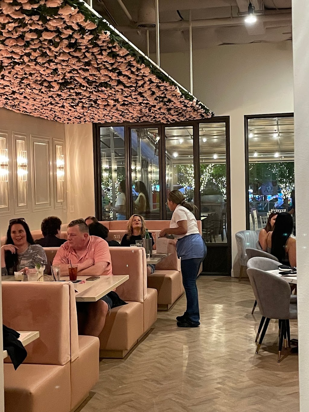 Lexys | restaurant | 3011 Gulden Ln #114, Dallas, TX 75212, USA | 2148334175 OR +1 214-833-4175