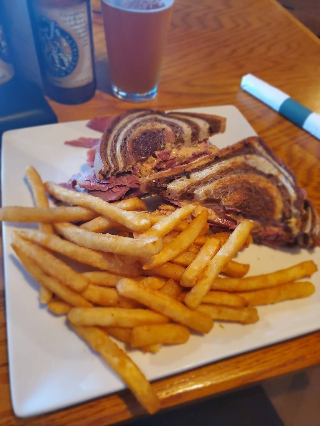 CJs brewery | restaurant | 8115 Richardson Rd, Commerce Charter Twp, MI 48390, USA | 2483667979 OR +1 248-366-7979