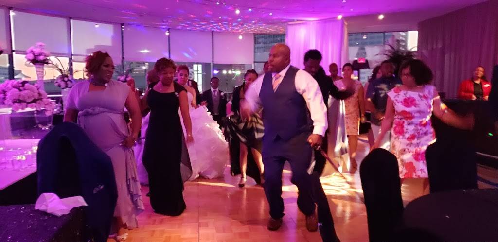 42 Degrees North | restaurant | 400 Renaissance Center, Detroit, MI 48243, USA | 3135688699 OR +1 313-568-8699