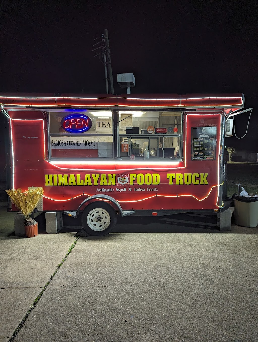 Himalayan food truck | restaurant | 1350 Pin Oak Rd, Katy, TX 77494, USA | 9039212562 OR +1 903-921-2562