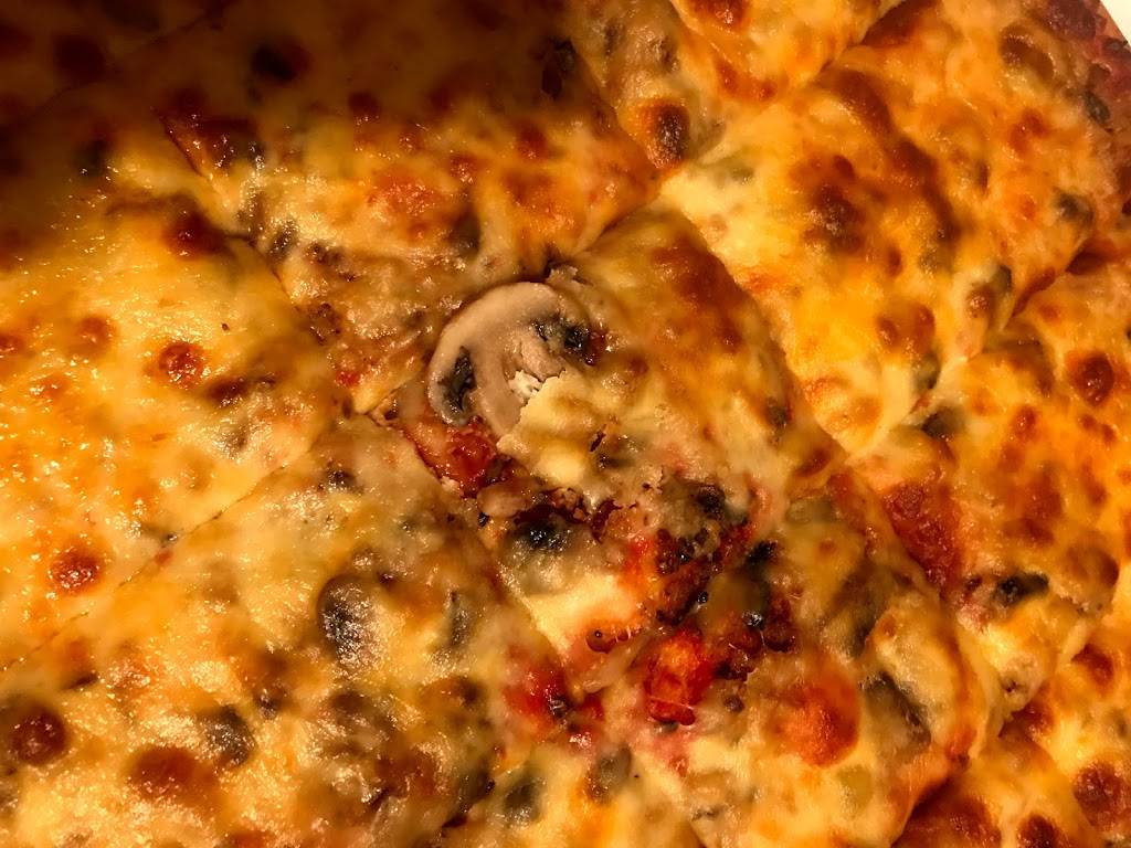 Johnnys Pizza And Slices | restaurant | 2832 Brady St, Davenport, IA 52803, USA | 5633241269 OR +1 563-324-1269