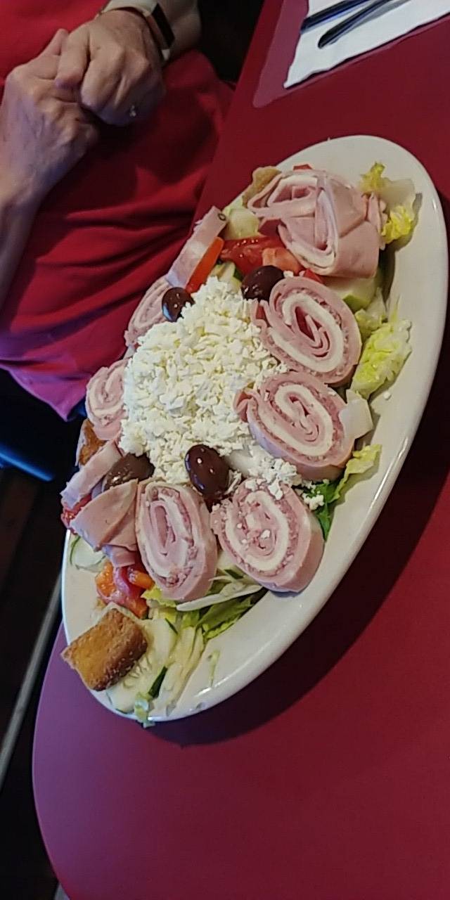 Mikes Famous Pizza | restaurant | 105 Taunton Ave, Norton, MA 02766, USA | 5082869062 OR +1 508-286-9062