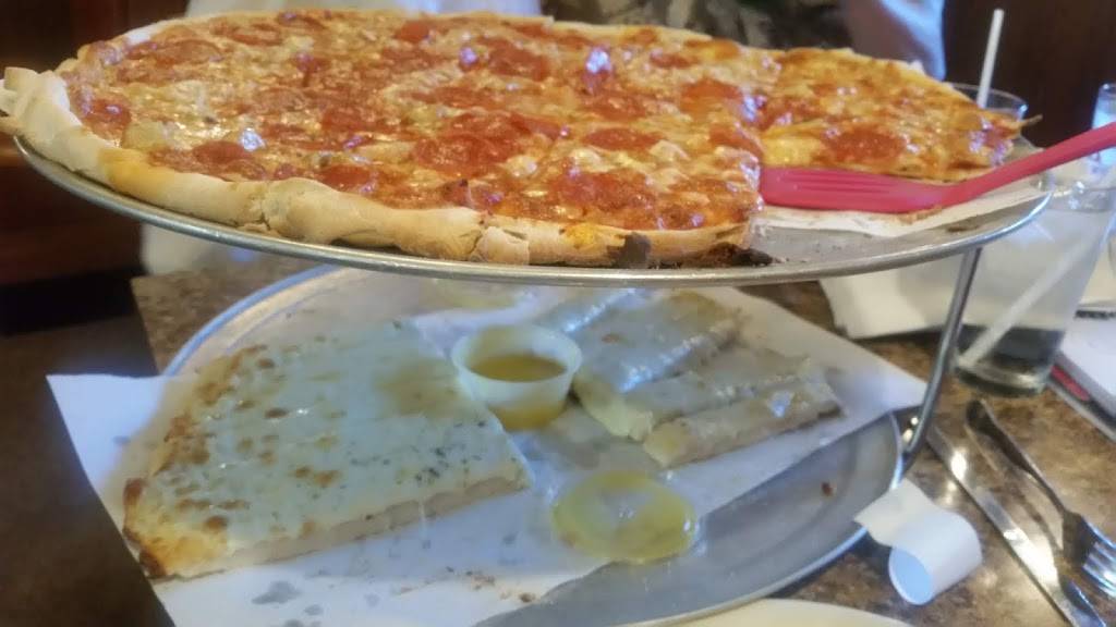 Gus Pizza Palace | restaurant | 139 W Main St, Whitewater, WI 53190, USA | 2624733562 OR +1 262-473-3562