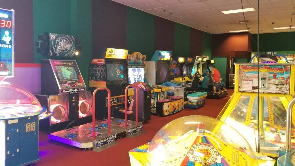 Nathans Famous | restaurant | 1530 Old Country Rd, Westbury, NY 11590, USA | 5168328900 OR +1 516-832-8900