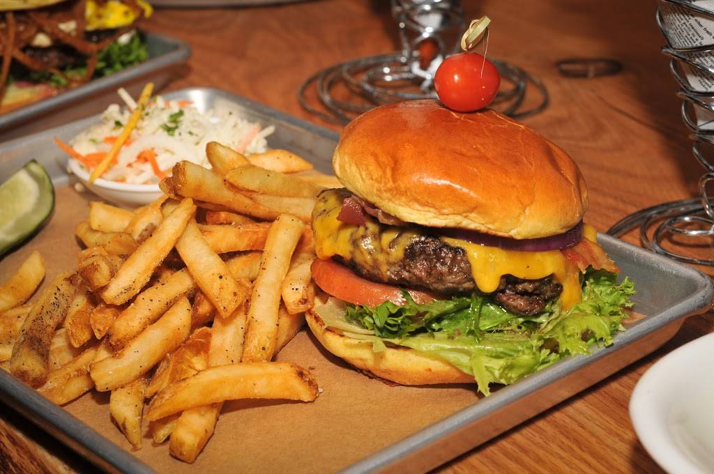 Bobby Vs Restaurant and Sports Bar | restaurant | 11 Schoephoester Rd, Windsor Locks, CT 06096, USA | 8606275808 OR +1 860-627-5808