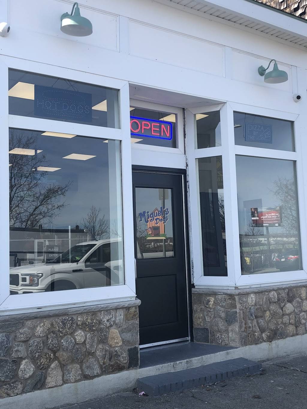 Miguels Dogs | restaurant | 1353 Purchase St, New Bedford, MA 02719, USA | 5089791209 OR +1 508-979-1209