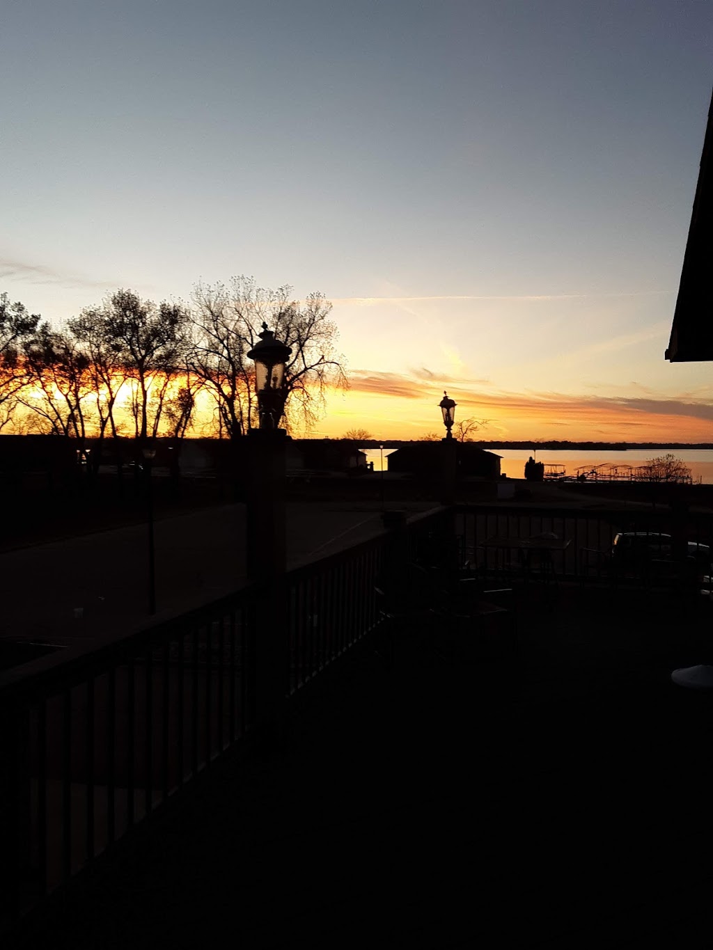 Lakes Bar and Grill | restaurant | 19A Golf Dr, Wentworth, SD 57075, USA | 6054833580 OR +1 605-483-3580