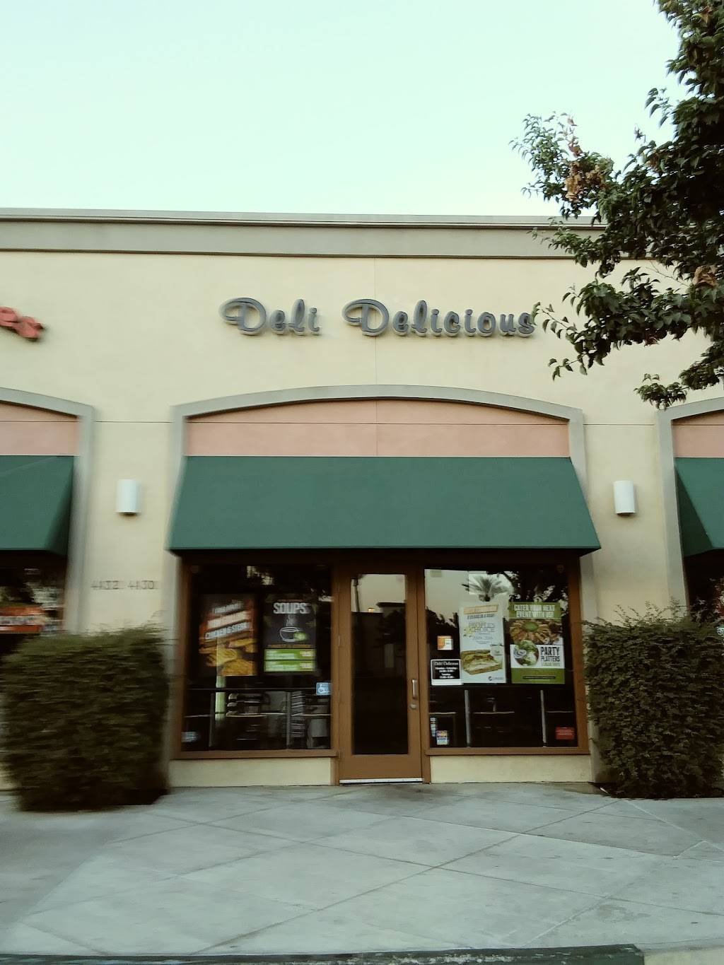 Me-n-Eds Pizzeria | restaurant | 4124 S Mooney Blvd, Visalia, CA 93277, USA | 5596255626 OR +1 559-625-5626