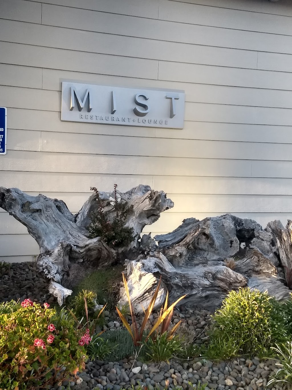 MIST Restaurant & Lounge | restaurant | 2945 NW Jetty Ave, Lincoln City, OR 97367, USA | 5419943877 OR +1 541-994-3877