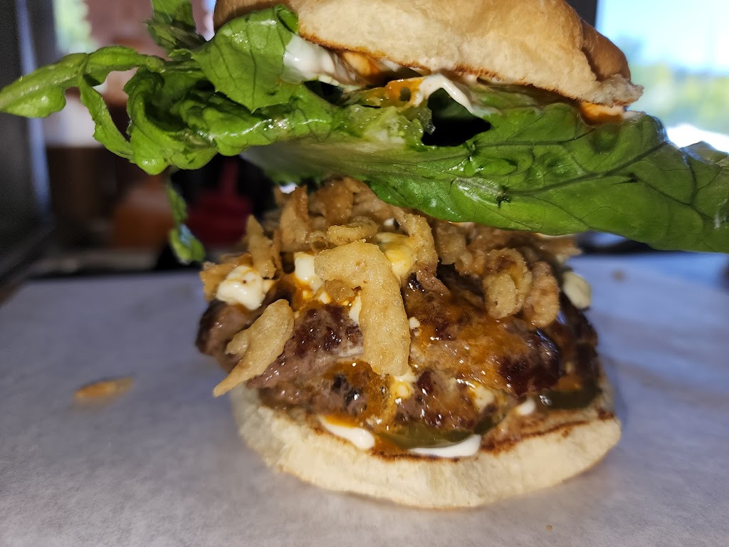 Willy’s Burgers | restaurant | 592 2nd Ave, Gold Hill, OR 97525, USA | 5419731500 OR +1 541-973-1500