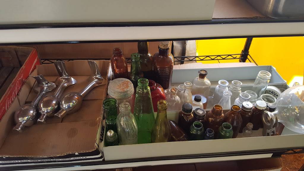 County Line Mini Mall & Cafe | restaurant | 20677 E Lynchburg Salem Turnpike, Forest, VA 24551, USA | 4346162552 OR +1 434-616-2552