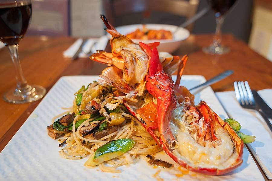 Roccos Plum Tomato | restaurant | 164 The Queensway, Etobicoke, ON M8Y 1J2, Canada | 4162555081 OR +1 416-255-5081