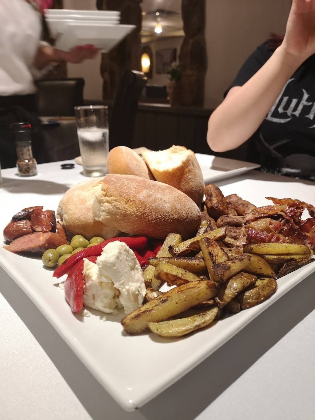 The Underground Restaurant | restaurant | 15 Scott St, Kitchener, ON N2H 2P6, Canada | 5192082500 OR +1 519-208-2500