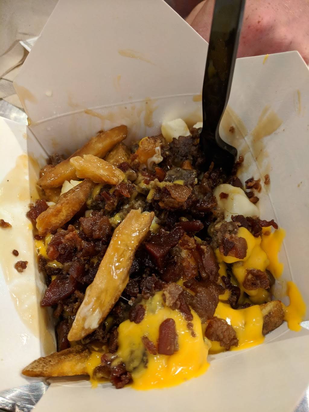 Smokes Poutinerie | restaurant | 305 N Front St Unit #16, Belleville, ON K8P 3C3, Canada | 6139622873 OR +1 613-962-2873