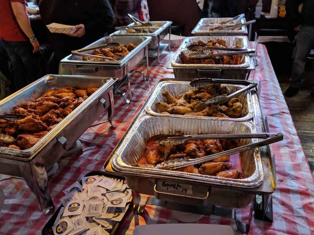 Toons Bar & Grill | restaurant | 3857 N Southport Ave, Chicago, IL 60613, USA | 7739351919 OR +1 773-935-1919