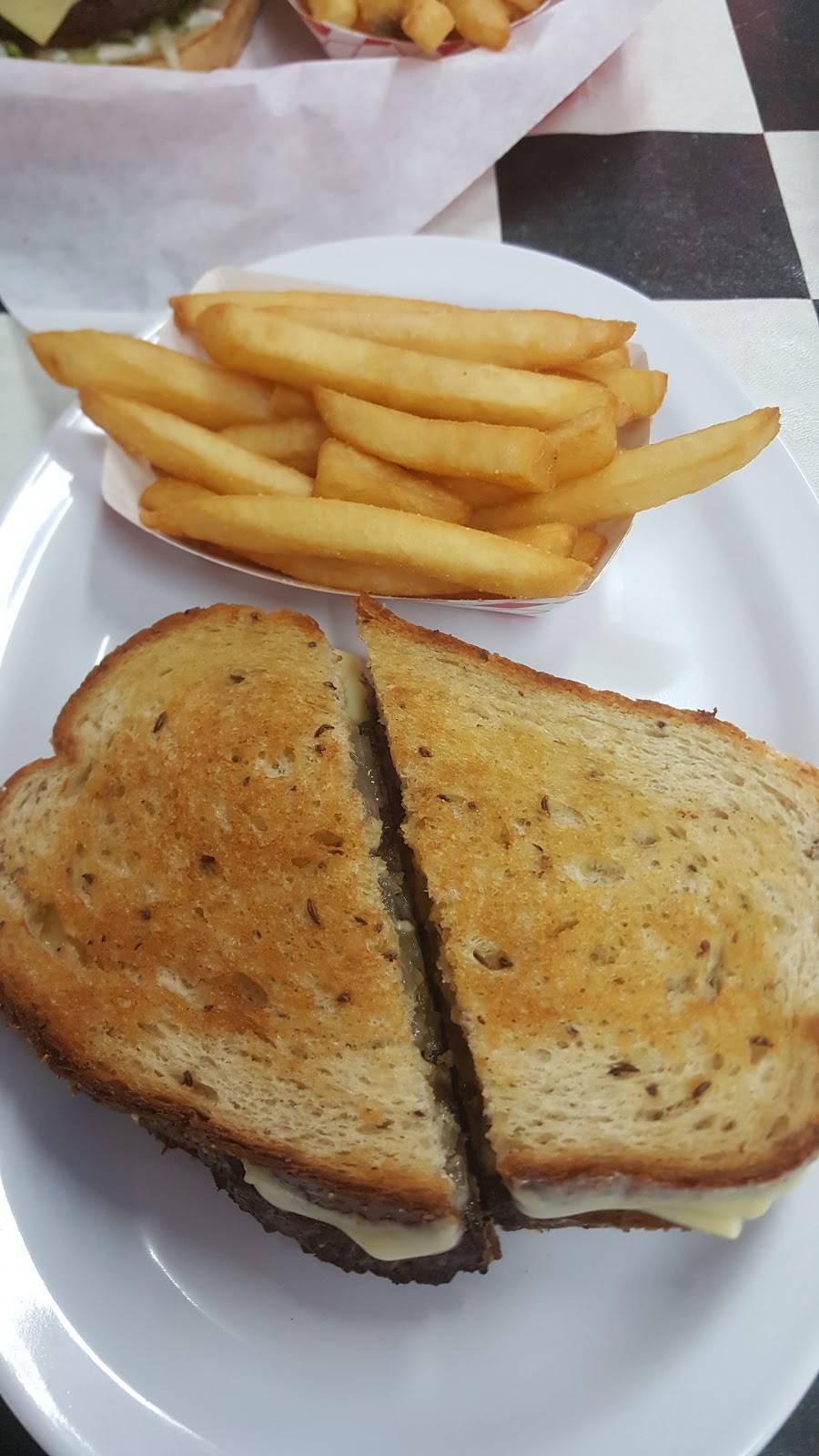 Dels Charcoal Burgers | restaurant | 110 S McKinney St, Richardson, TX 75081, USA | 9722359191 OR +1 972-235-9191