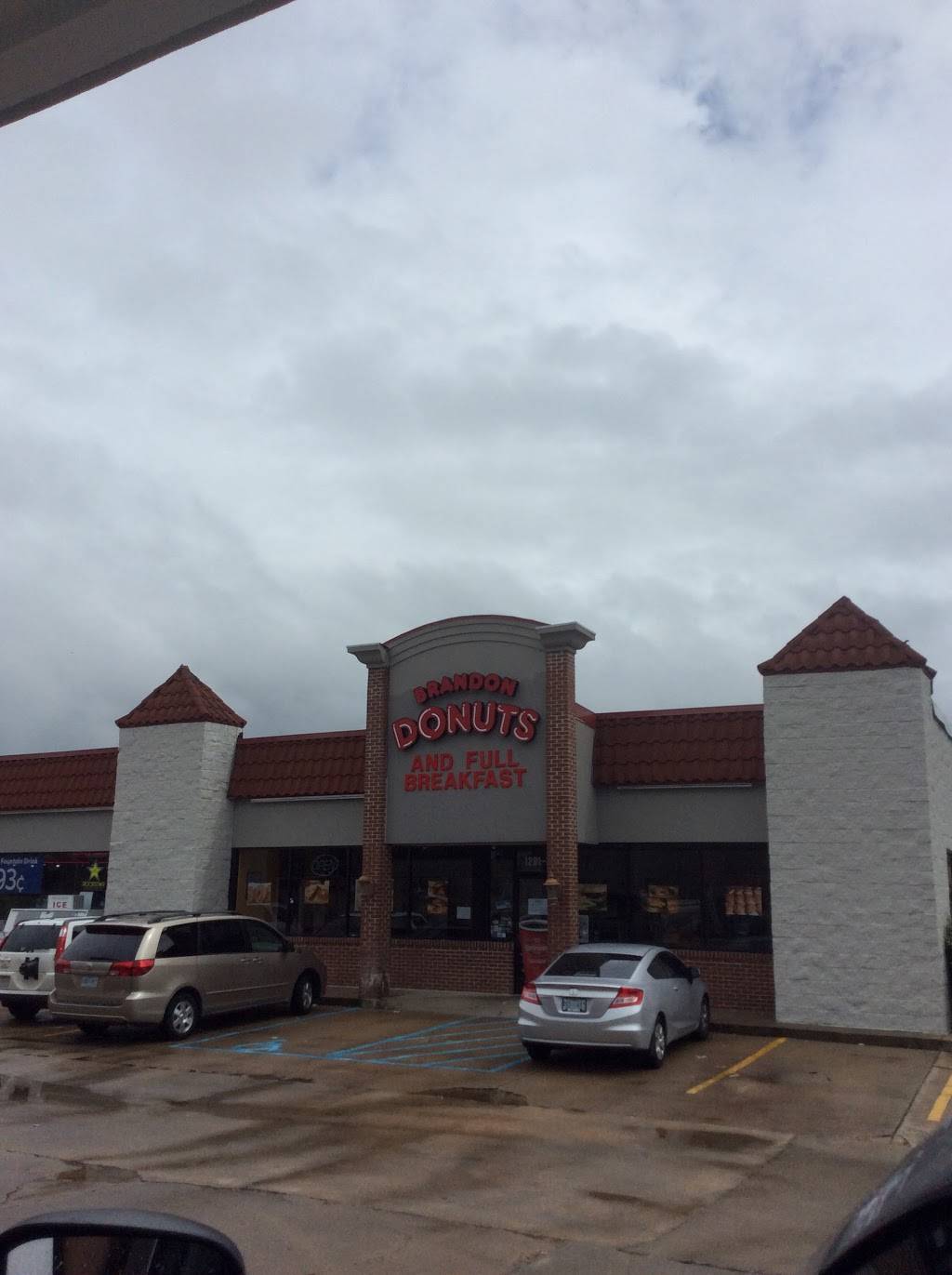 Brandon Donuts and Full Breakfast | restaurant | 1291 W Government St, Brandon, MS 39042, USA | 6018245555 OR +1 601-824-5555