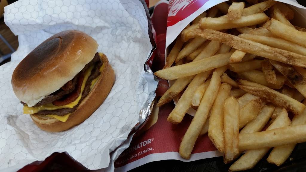 Wendys | restaurant | 3252 N John Young Pkwy, Kissimmee, FL 34741, USA | 4073439478 OR +1 407-343-9478