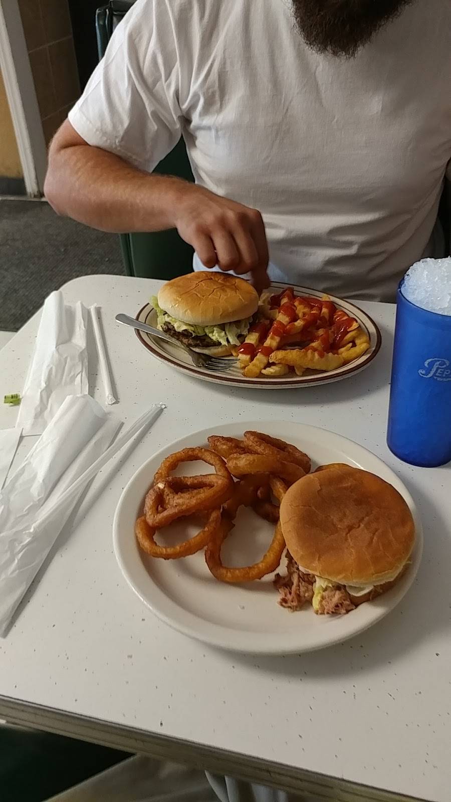 Bernies Bar-B-Que | restaurant | 2602 E Bessemer Ave, Greensboro, NC 27405, USA | 3362741256 OR +1 336-274-1256