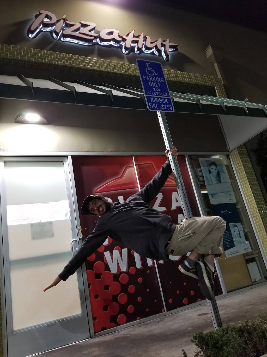 Pizza Hut | restaurant | 2405 S Vermont Ave, Los Angeles, CA 90007, USA | 2137462900 OR +1 213-746-2900