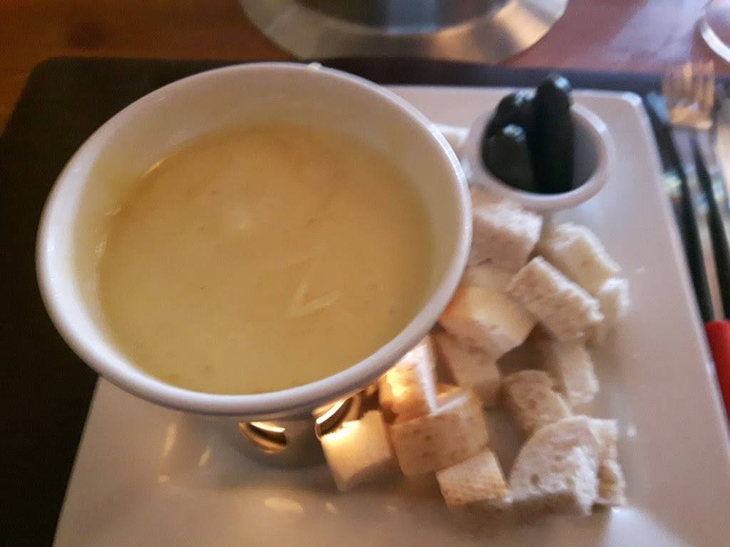 Fonduefolie | restaurant | 2258 Rue King Ouest, Sherbrooke, QC J1J 2E8, Canada | 8198214441 OR +1 819-821-4441
