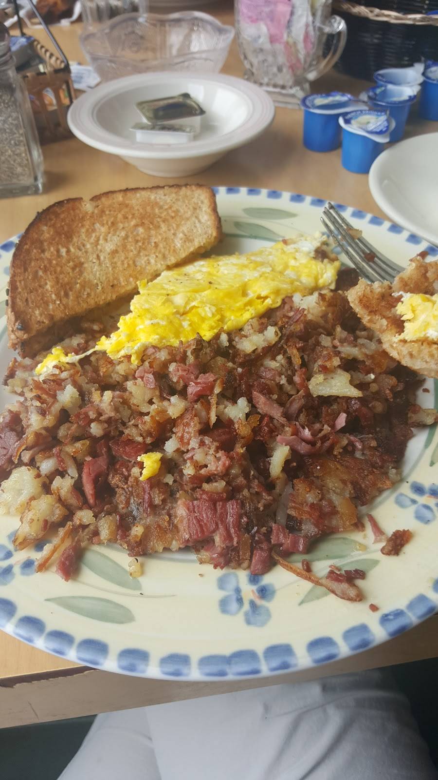 Hilltop Restaurant | restaurant | 303 S Michigan St, Lakeville, IN 46536, USA | 5747843474 OR +1 574-784-3474