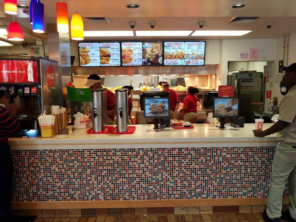 Popeyes Louisiana Kitchen | restaurant | 7706 Landover Rd, Landover, MD 20785, USA | 3013415630 OR +1 301-341-5630