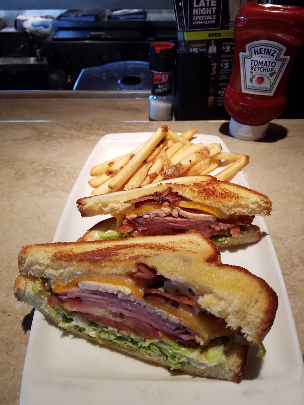 Applebees Grill + Bar | restaurant | 2050 E, FL-50, Clermont, FL 34711, USA | 3527085717 OR +1 352-708-5717
