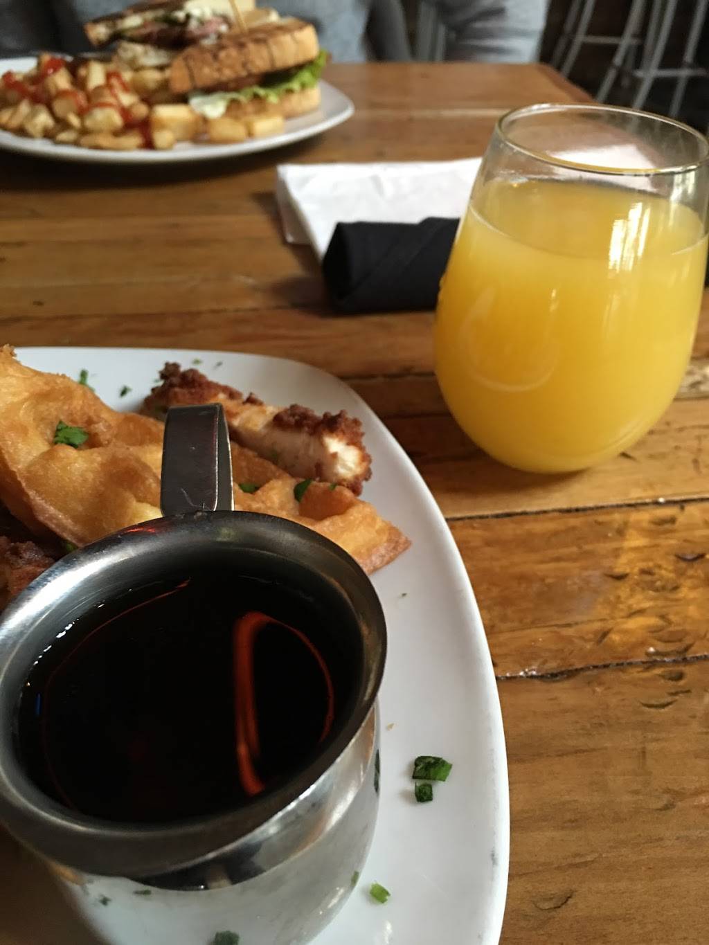 The Garage | restaurant | 1709 N Arlington Pl, Milwaukee, WI 53202, USA | 4142259330 OR +1 414-225-9330