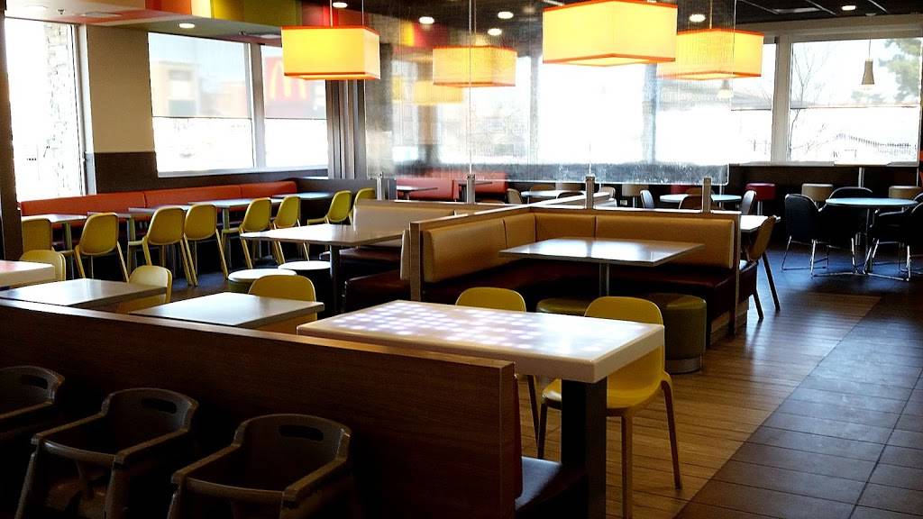 McDonalds | cafe | 1915 W Main St, St. Charles, IL 60174, USA | 6303777445 OR +1 630-377-7445