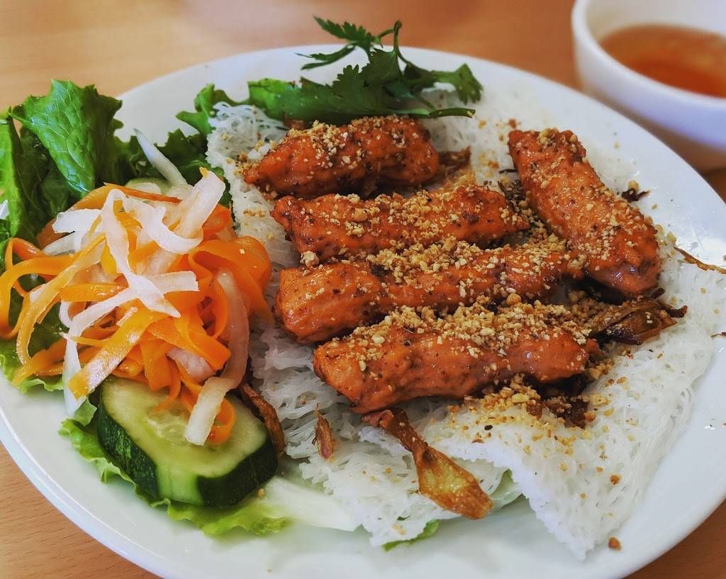 Pho Hong Thom | restaurant | 48 Wood Ave, Bridgeport, CT 06605, USA | 2036901533 OR +1 203-690-1533