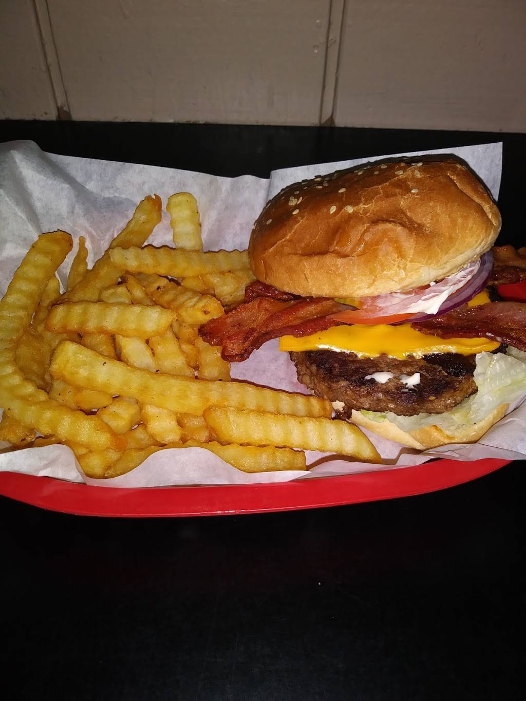 Gils Inside Mr Ds | restaurant | 122 E Park St, Stockton, CA 95202, USA | 2096037990 OR +1 209-603-7990