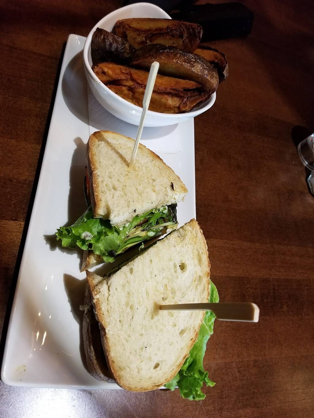 Bâton Rouge Steakhouse & Bar | restaurant | 270 W Hunt Club Rd, Ottawa, ON K2E 0B7, Canada | 6132242570 OR +1 613-224-2570