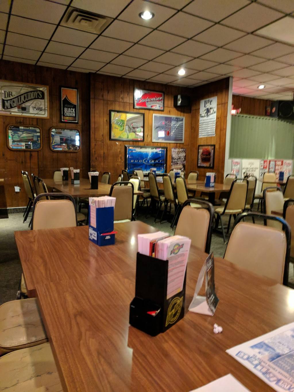 Dog House Saloon | restaurant | 1940 E Laketon Ave, Muskegon, MI 49442, USA | 2317773888 OR +1 231-777-3888