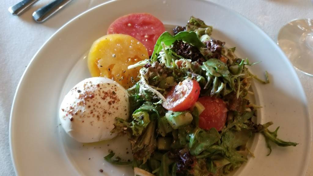 Lolas On the Lake | restaurant | 101 Osthoff Ave, Elkhart Lake, WI 53020, USA | 9208765840 OR +1 920-876-5840