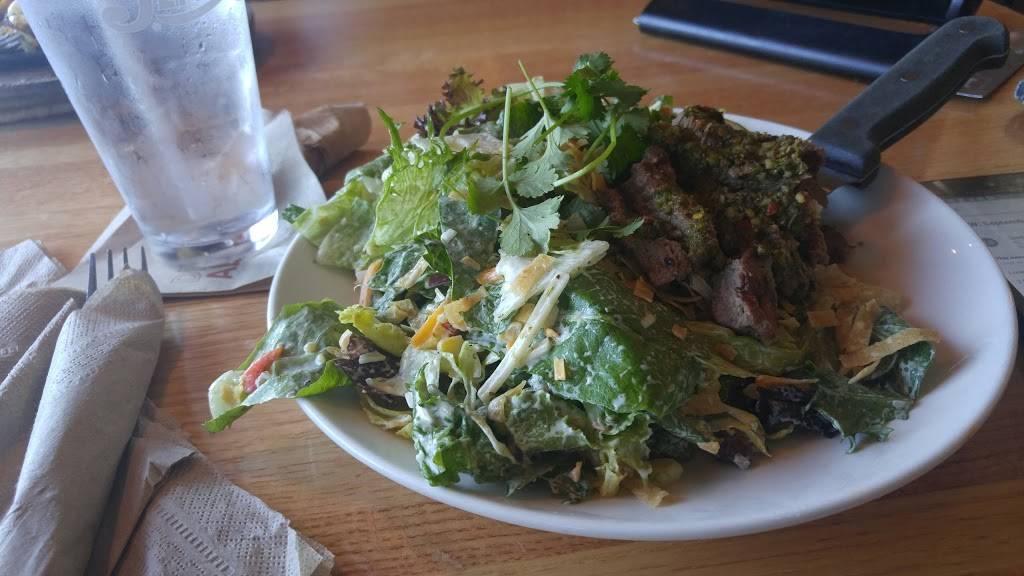 Applebees Grill + Bar | restaurant | 1753 S Robert St, West St Paul, MN 55118, USA | 6514570530 OR +1 651-457-0530