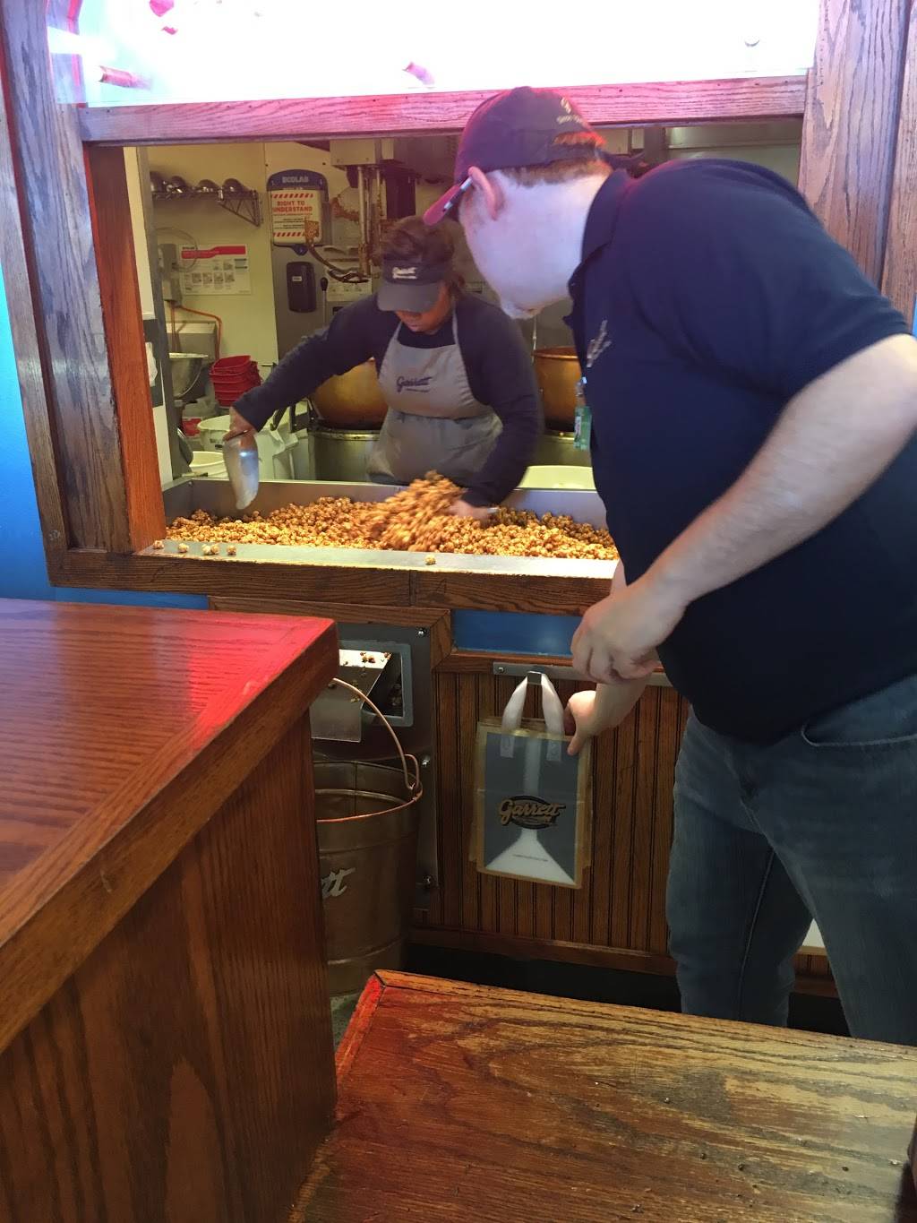 Garrett Popcorn Shops | meal takeaway | O’Hare International Airport 9600 North Mannheim Road, Arrivals - Terminal 5 M10, Chicago, IL 60666, USA | 8884767267 OR +1 888-476-7267