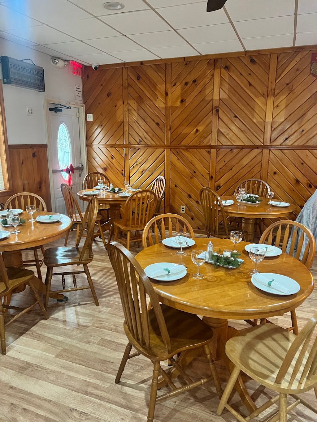 The Greeley Inn | restaurant | 218 PA-590, Greeley, PA 18425, USA | 5706859997 OR +1 570-685-9997